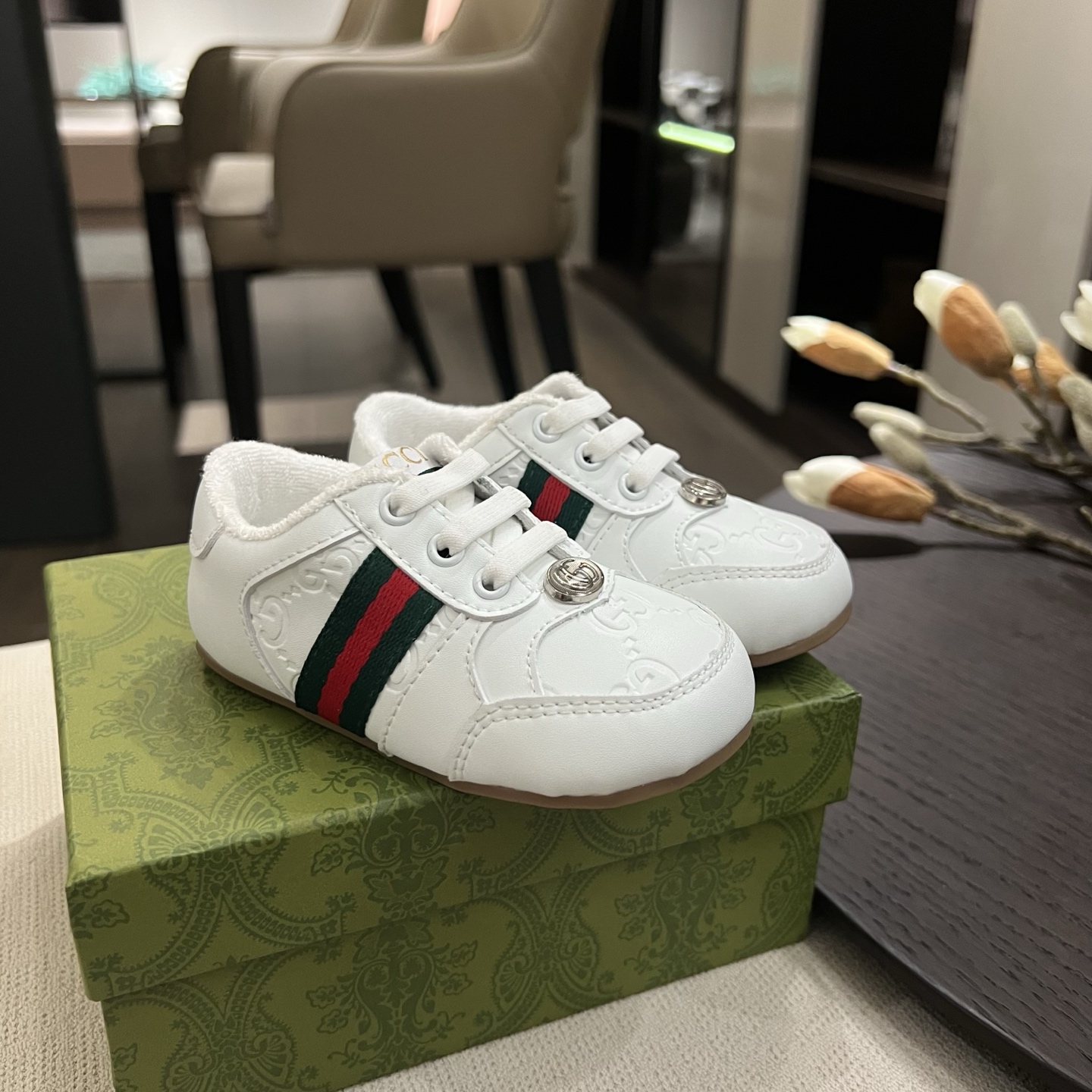 Children's shoes child